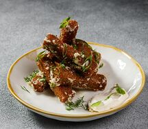 Чесночные гренки с сырным соусом