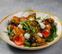Хрустящие баклажаны с томатами и мягким сыром