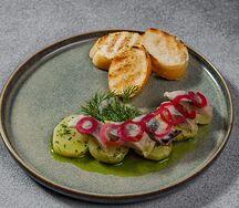 Филе сельди с маринованным луком и картофелем