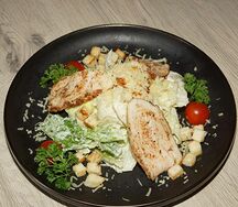 Салат Цезарь с курицей