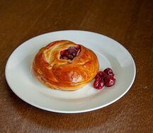 Булочка с творогом и вишней