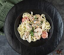 Спагетти с морепродуктами под сыром горгондзола