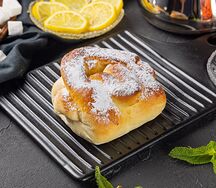 Булочка с черничным джемом
