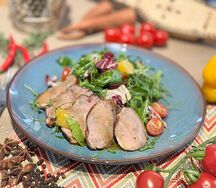Салат с уткой, миксом зелени под апельсиновым соусом