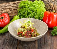 Салат из стручковой фасоли под ароматным томатным соусом