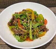 Теплый салат с говядиной и овощами