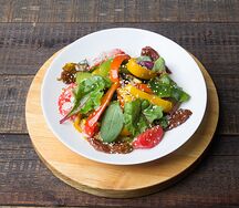 Теплый салат из говядины с ореховым соусом