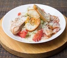 Цезарь с курицей, беконом и перепелиными яйцами