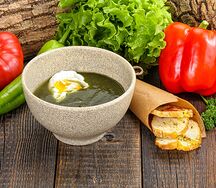 Крем-суп из шпината с яйцами пашот