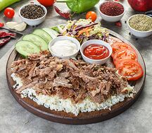 Донер с говядиной и рисом на тарелке