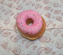 Донат с малиновой начинкой