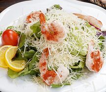 Салат Цезарь с креветками