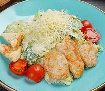 Салат цезарь с курицей