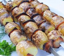 Картошка на мангале с салом