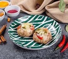 Биточки из индейки с моцареллой и соусом песто (2 шт.)