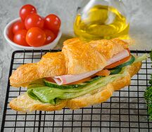 Круассан с ветчиной