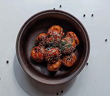Жареные пельмени с соусом