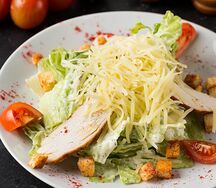 Салат Цезарь с курицей