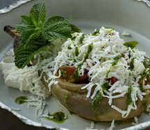Баклажан с тахини, помидором и фермерским сыром