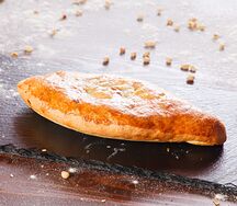 Пирожок с луком и яйцом