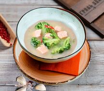 Пикантный с лососем и брокколи