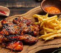 Крылья на гриле с картофелем фри и соусом на компанию