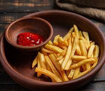 Картофель фри и кетчуп