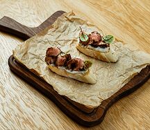 Дуэт брускетт с ростбифом