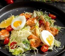 Салат Цезарь с креветками