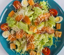 Салат Цезарь с семгой