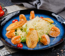 Салат Цезарь с креветками