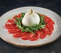 Салат с сыром буррата