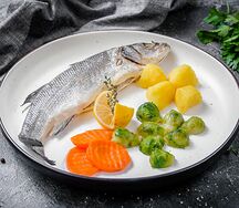 Сибас на пару с овощами