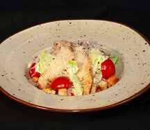 Салат Цезарь с курицей