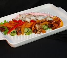 Теплый салат с кальмаром и грибами