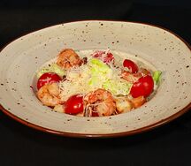 Салат Цезарь с креветками