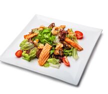 Теплый салат с морепродуктами