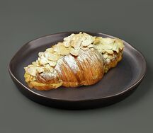 Круассан с миндалем