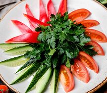 Свежие овощи с ароматной зеленью