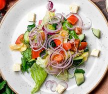 Салат из овощей с домашним сыром