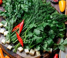 Свежая зелень с домашним сыром чанах