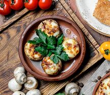 Шампиньоны с сыром сулугуни