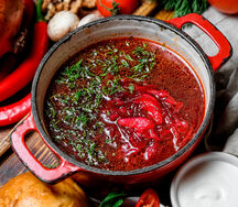 Борщ с говядиной и пампушкой