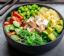 Premium поке с копченой курицей, ананасом, авокадо, бобами и чукой