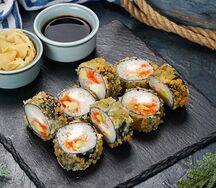 Горячий ролл с лососем и огурцами под соусом спайси