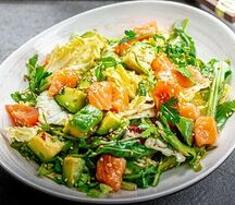 Салат с авокадо и лососем