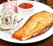 Стейк семги на углях