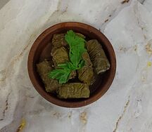 Долма с соусом Цахтон