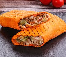 Шаурма с курицей в сырном лаваше