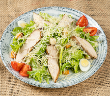 Салат Цезарь с курицей